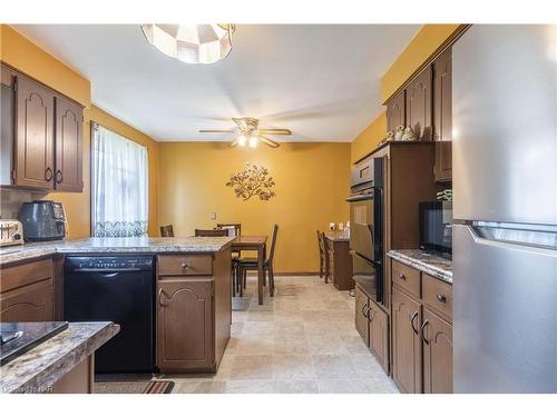 2495 Coral Avenue, Stevensville, ON - Indoor Photo Showing Kitchen