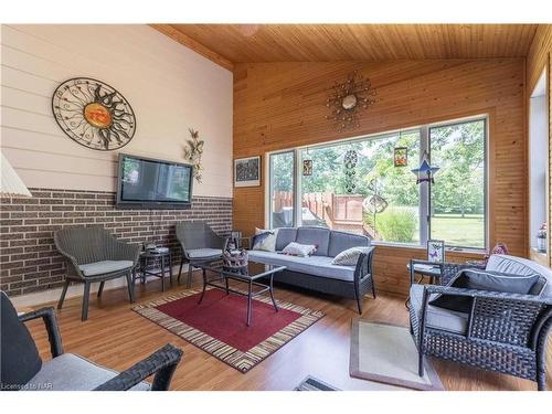 2495 Coral Avenue, Stevensville, ON - Indoor Photo Showing Living Room