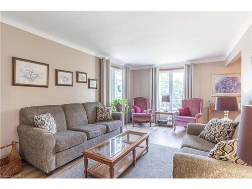 2495 Coral Avenue, Stevensville, ON - Indoor Photo Showing Living Room