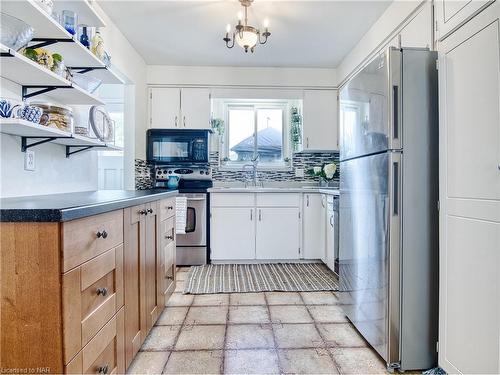 15 Stonegate Drive, St. Catharines, ON - Indoor Photo Showing Kitchen