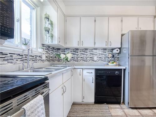 15 Stonegate Drive, St. Catharines, ON - Indoor Photo Showing Kitchen With Double Sink With Upgraded Kitchen