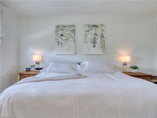 15 Stonegate Drive, St. Catharines, ON - Indoor Photo Showing Bedroom