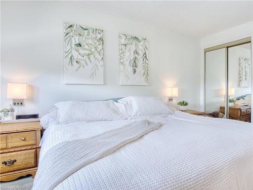 15 Stonegate Drive, St. Catharines, ON - Indoor Photo Showing Bedroom