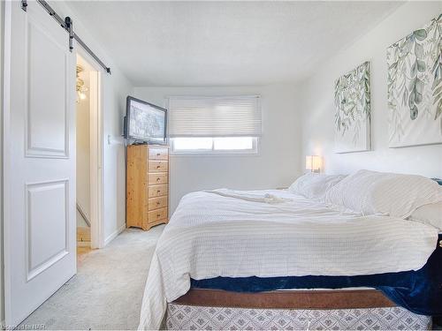 15 Stonegate Drive, St. Catharines, ON - Indoor Photo Showing Bedroom