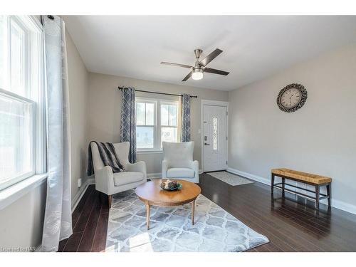 115 Pelham Road, St. Catharines, ON - Indoor Photo Showing Living Room