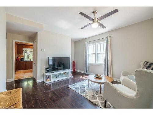 115 Pelham Road, St. Catharines, ON - Indoor Photo Showing Living Room