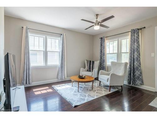 115 Pelham Road, St. Catharines, ON - Indoor Photo Showing Living Room