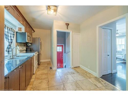 115 Pelham Road, St. Catharines, ON - Indoor Photo Showing Kitchen