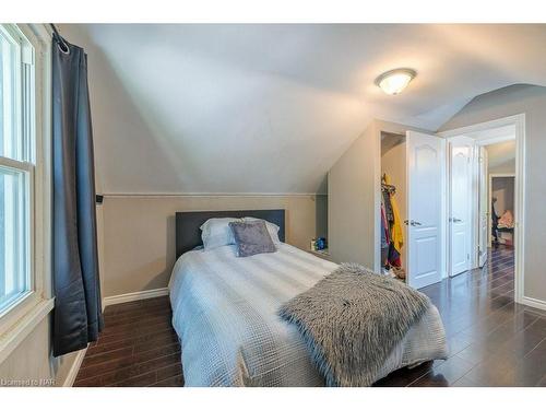 115 Pelham Road, St. Catharines, ON - Indoor Photo Showing Bedroom