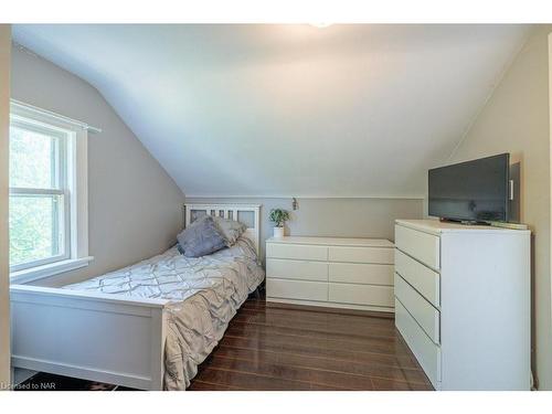 115 Pelham Road, St. Catharines, ON - Indoor Photo Showing Bedroom