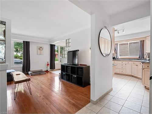 4138 Brookdale Drive, Niagara Falls, ON - Indoor Photo Showing Living Room