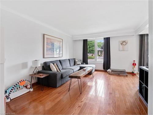 4138 Brookdale Drive, Niagara Falls, ON - Indoor Photo Showing Living Room