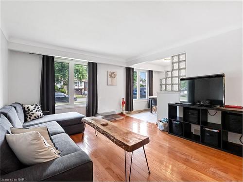 4138 Brookdale Drive, Niagara Falls, ON - Indoor Photo Showing Living Room