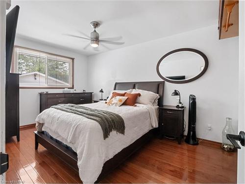 4138 Brookdale Drive, Niagara Falls, ON - Indoor Photo Showing Bedroom