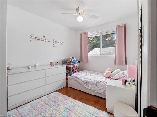 4138 Brookdale Drive, Niagara Falls, ON - Indoor Photo Showing Bedroom