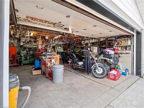 4138 Brookdale Drive, Niagara Falls, ON - Indoor Photo Showing Garage