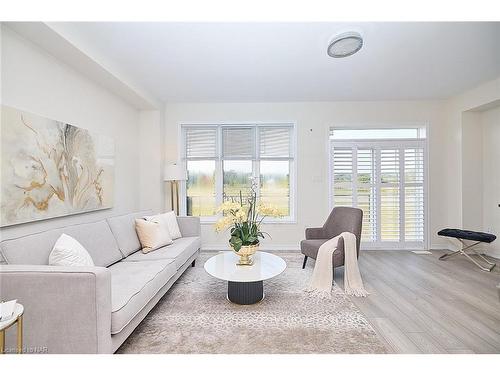 7821 Dockweed Drive, Niagara Falls, ON - Indoor Photo Showing Living Room