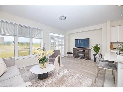 7821 Dockweed Drive, Niagara Falls, ON - Indoor Photo Showing Living Room