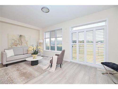 7821 Dockweed Drive, Niagara Falls, ON - Indoor Photo Showing Living Room