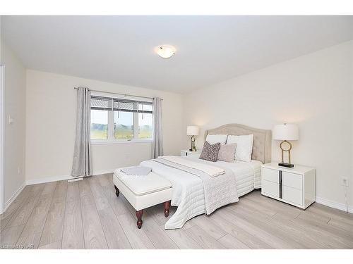 7821 Dockweed Drive, Niagara Falls, ON - Indoor Photo Showing Bedroom