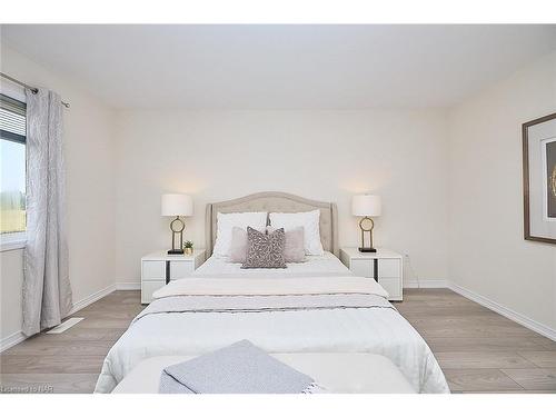 7821 Dockweed Drive, Niagara Falls, ON - Indoor Photo Showing Bedroom