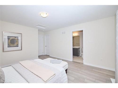 7821 Dockweed Drive, Niagara Falls, ON - Indoor Photo Showing Bedroom