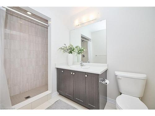 7821 Dockweed Drive, Niagara Falls, ON - Indoor Photo Showing Bathroom