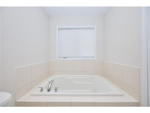 7821 Dockweed Drive, Niagara Falls, ON - Indoor Photo Showing Bathroom