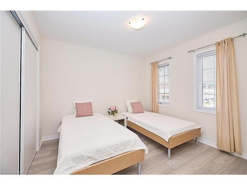 7821 Dockweed Drive, Niagara Falls, ON - Indoor Photo Showing Bedroom