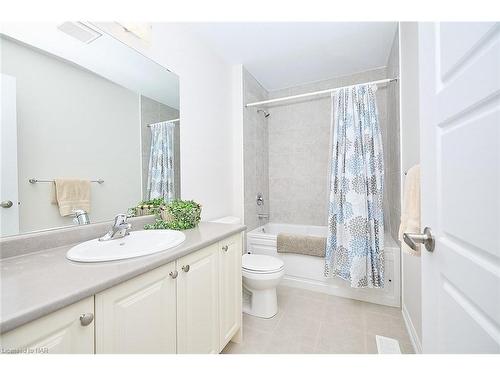 7821 Dockweed Drive, Niagara Falls, ON - Indoor Photo Showing Bathroom