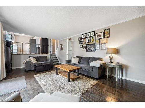 35 Fairington Crescent, St. Catharines, ON - Indoor Photo Showing Living Room