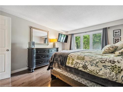 35 Fairington Crescent, St. Catharines, ON - Indoor Photo Showing Bedroom