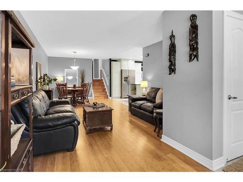 8 Kilkenny Drive, St. Catharines, ON - Indoor Photo Showing Living Room