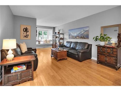 8 Kilkenny Drive, St. Catharines, ON - Indoor Photo Showing Living Room