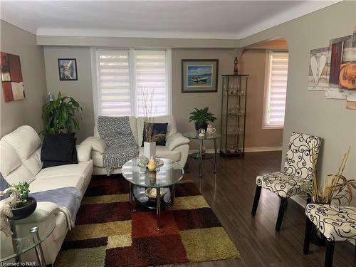 3427 Harvard Avenue, Niagara Falls, ON - Indoor Photo Showing Living Room