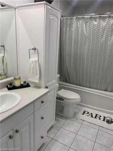 3427 Harvard Avenue, Niagara Falls, ON - Indoor Photo Showing Bathroom