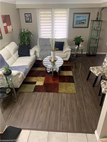 3427 Harvard Avenue, Niagara Falls, ON - Indoor Photo Showing Living Room