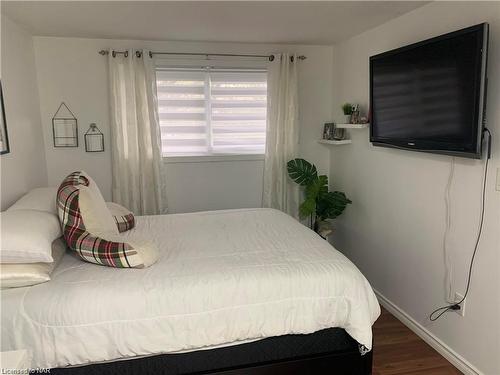 3427 Harvard Avenue, Niagara Falls, ON - Indoor Photo Showing Bedroom