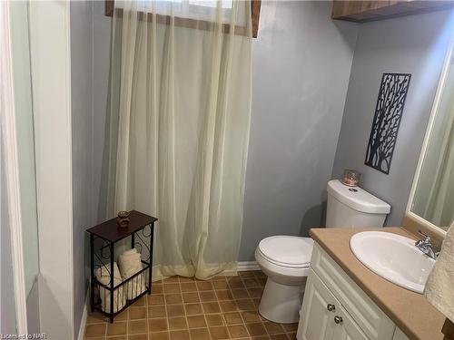 3427 Harvard Avenue, Niagara Falls, ON - Indoor Photo Showing Bathroom