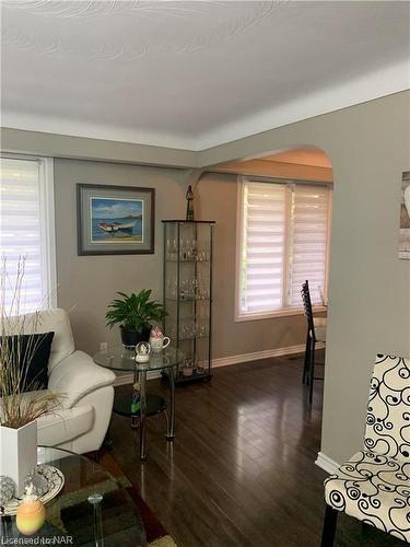 3427 Harvard Avenue, Niagara Falls, ON - Indoor Photo Showing Living Room