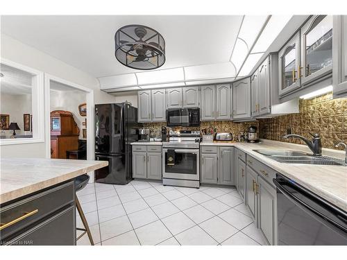 19-2720 Mewburn Road, Niagara Falls, ON - Indoor Photo Showing Kitchen With Double Sink