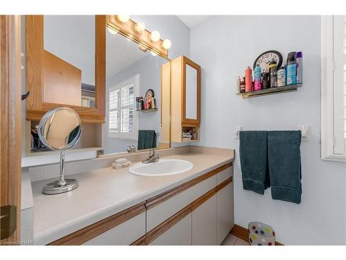 19-2720 Mewburn Road, Niagara Falls, ON - Indoor Photo Showing Bathroom