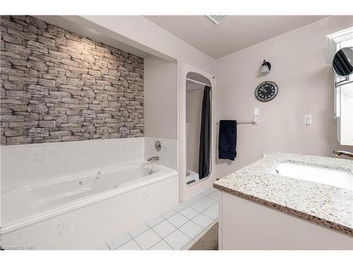 19-2720 Mewburn Road, Niagara Falls, ON - Indoor Photo Showing Bathroom