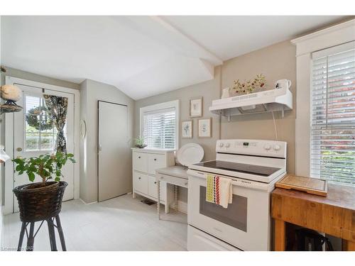 18 Rose Street, St. Catharines, ON - Indoor Photo Showing Kitchen