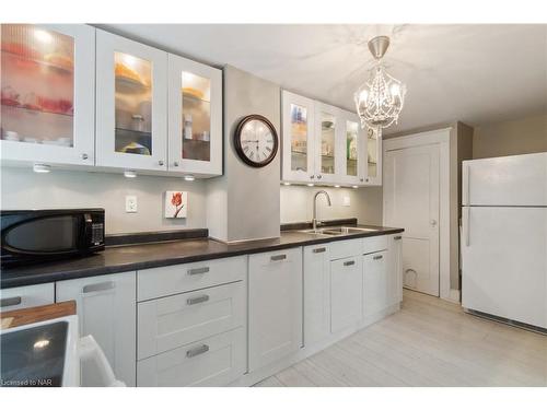 18 Rose Street, St. Catharines, ON - Indoor Photo Showing Kitchen