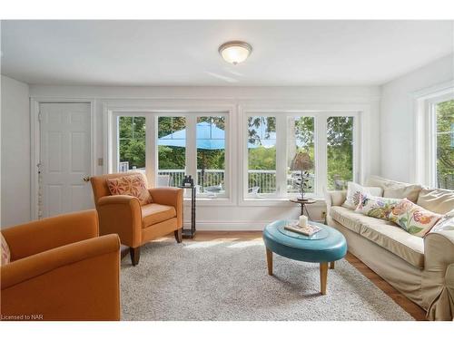 18 Rose Street, St. Catharines, ON - Indoor Photo Showing Living Room