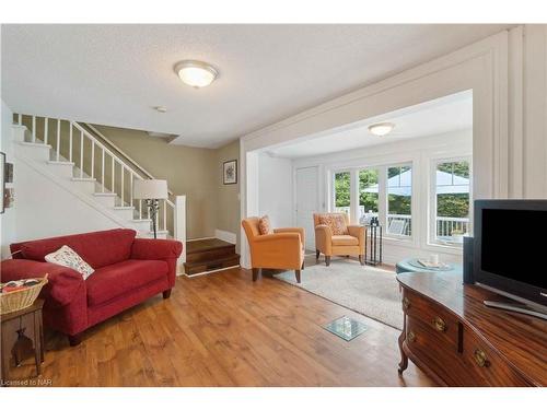 18 Rose Street, St. Catharines, ON - Indoor Photo Showing Living Room