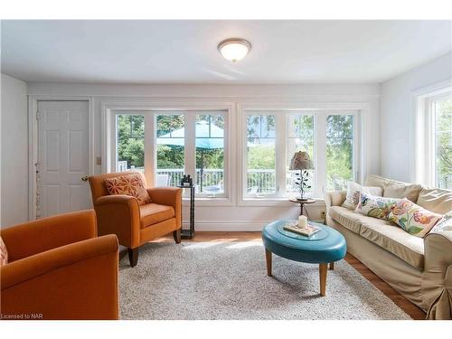 18 Rose Street, St. Catharines, ON - Indoor Photo Showing Living Room