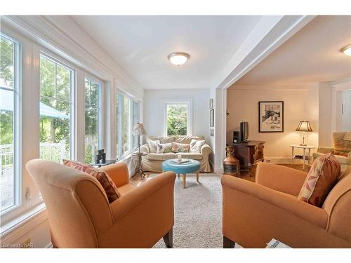 18 Rose Street, St. Catharines, ON - Indoor Photo Showing Living Room