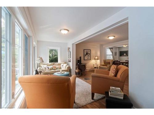 18 Rose Street, St. Catharines, ON - Indoor Photo Showing Living Room